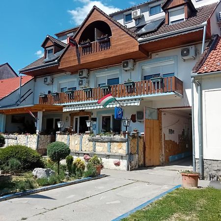 Bed and Breakfast Lenzl's Panzió Szigetvár Exterior foto
