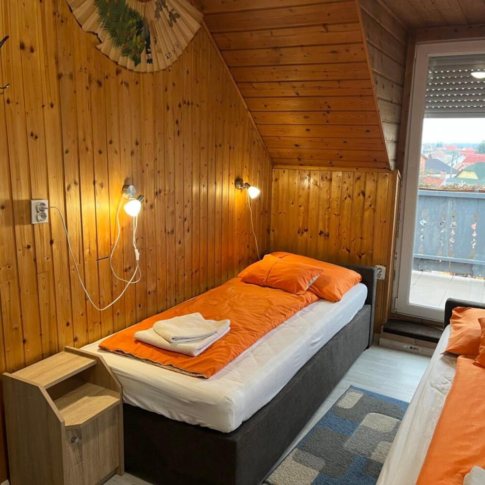Bed and Breakfast Lenzl's Panzió Szigetvár Exterior foto