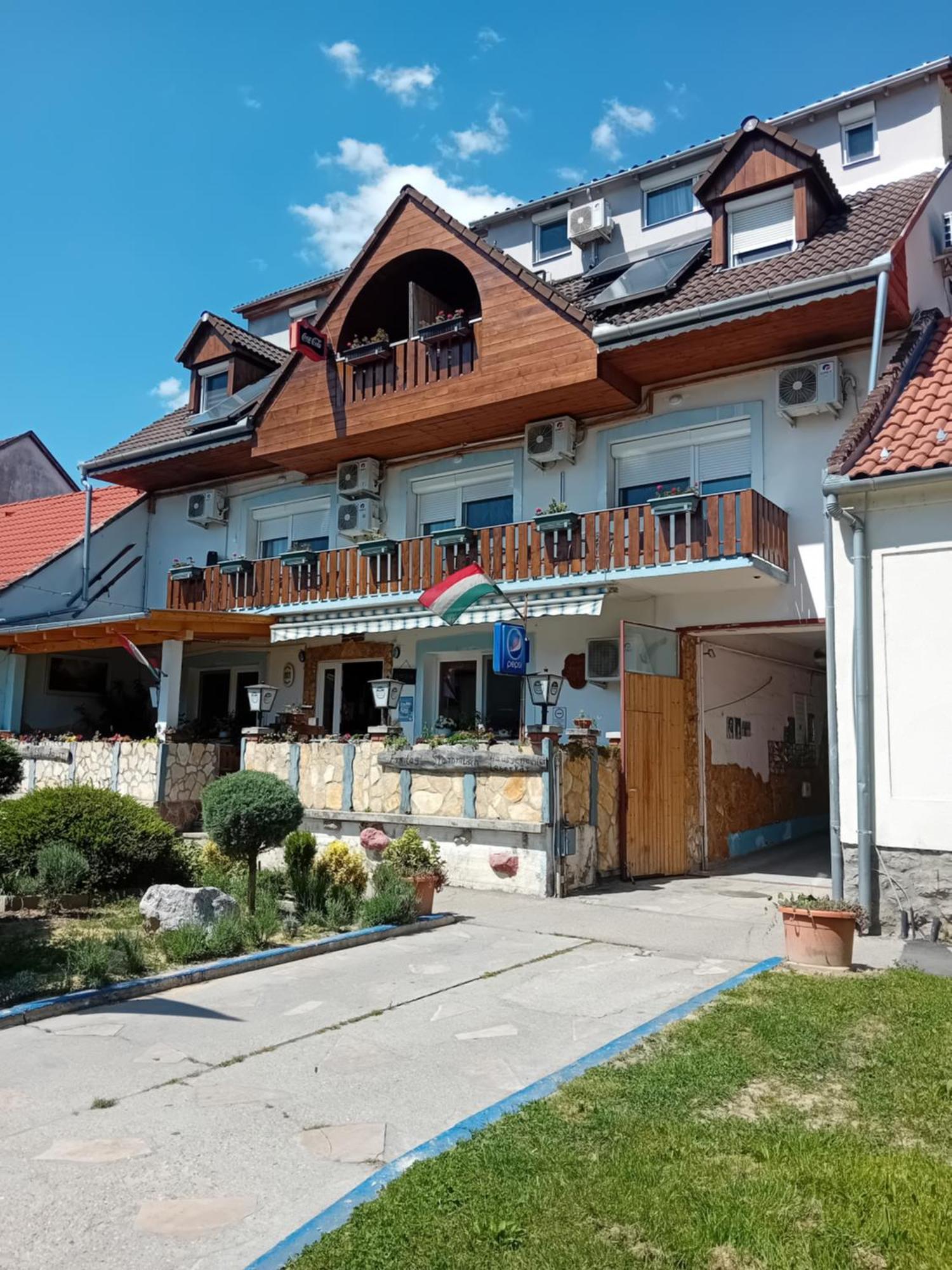 Bed and Breakfast Lenzl's Panzió Szigetvár Exterior foto